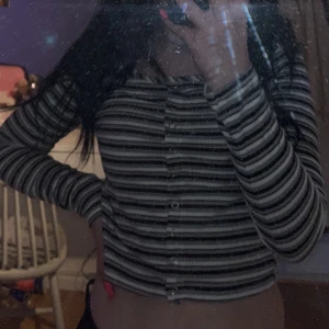 Långärmad tröja - Hej! Säljer nu min fina långärmad tröja som jag inte har använt så jätte mycket o därför jag säljer den:) Den är i färgen vit, svart, rosa o grå. Säljer den för 50kr eller bud:) köparen står för frakten❤️