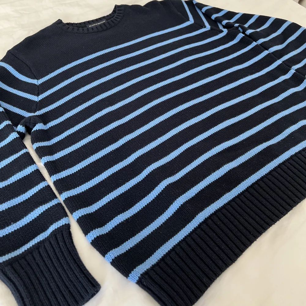 Brandy Melville Brianna Cotton Stripe Sweater. Gott skick, men värt att notera att den är tvättad och lätt använd.  Oversized fit/One Size, men 81cm i längd och 64cm vid byst (via deras hemsida). [föredrar att mötas upp]. Stickat.