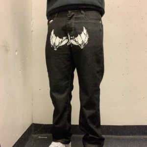 Y2K jeans - Tja säljer mina helt nya Y2K jeans som har tags och allt kvar. Köpta på fruugo för 550kr men jag säljer för 300kr kan gå ner vid snabb affär. 