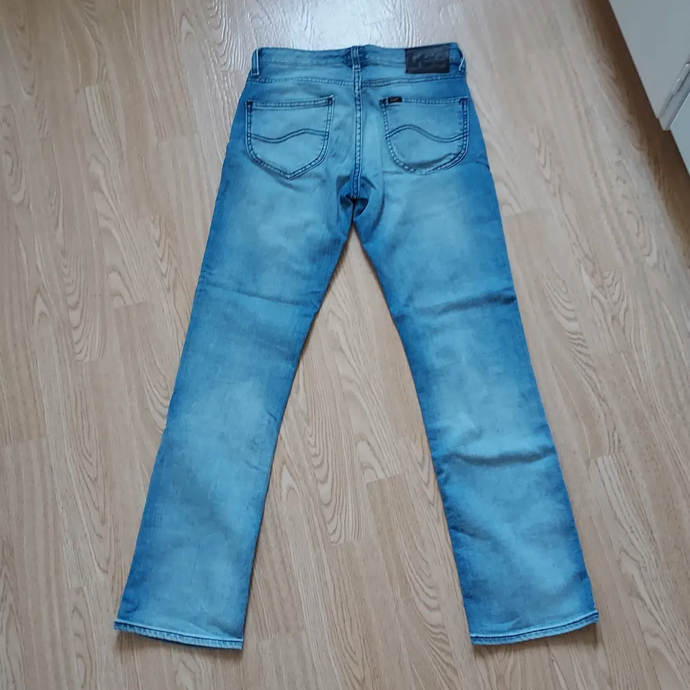 Mammas gamla Lee Jeans från 2000-talet. De är lågmidjade och i mycket fint skick! Waist: 27 och L: 31. . Jeans & Byxor.
