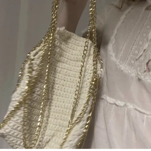 Virkad väska - Såå fin virkad väska *oandvän*💛lånade bild (godkänt från tidigare säljare) Tryck inte på KÖP DIREKT, utan skriv privat om du är intresserad😊