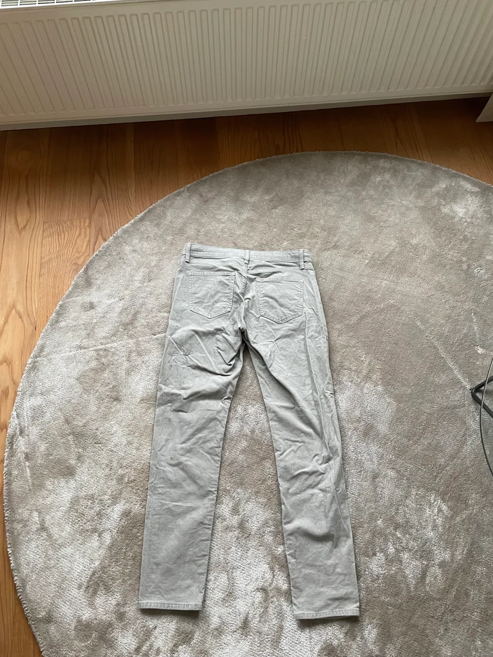 Ett par gråa manchesterbyxor från Uniqlo. Storlek: M. Jeans & Byxor.
