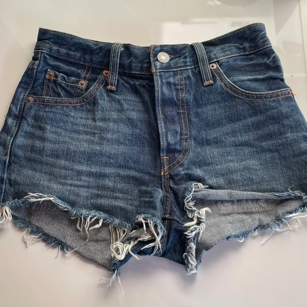 KLICKA INTE PÅ KÖP NU! Säljer dessa jeansshorts från Levi’s i modell 501 som tyvärr är för små. Köpta i somras o använda max 3-4 gånger så de är i väldigt bra skick. Köpta för 600kr o säljer för 450kr+frakt då de nästan inte är använda. Midjemått: 68cm. Shorts.