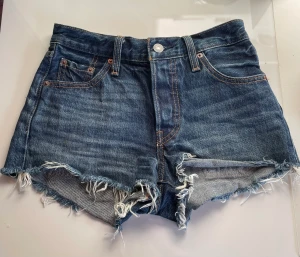 Levi’s jeansshorts  - KLICKA INTE PÅ KÖP NU! Säljer dessa jeansshorts från Levi’s i modell 501 som tyvärr är för små. Köpta i somras o använda max 3-4 gånger så de är i väldigt bra skick. Köpta för 600kr o säljer för 450kr+frakt då de nästan inte är använda. Midjemått: 68cm