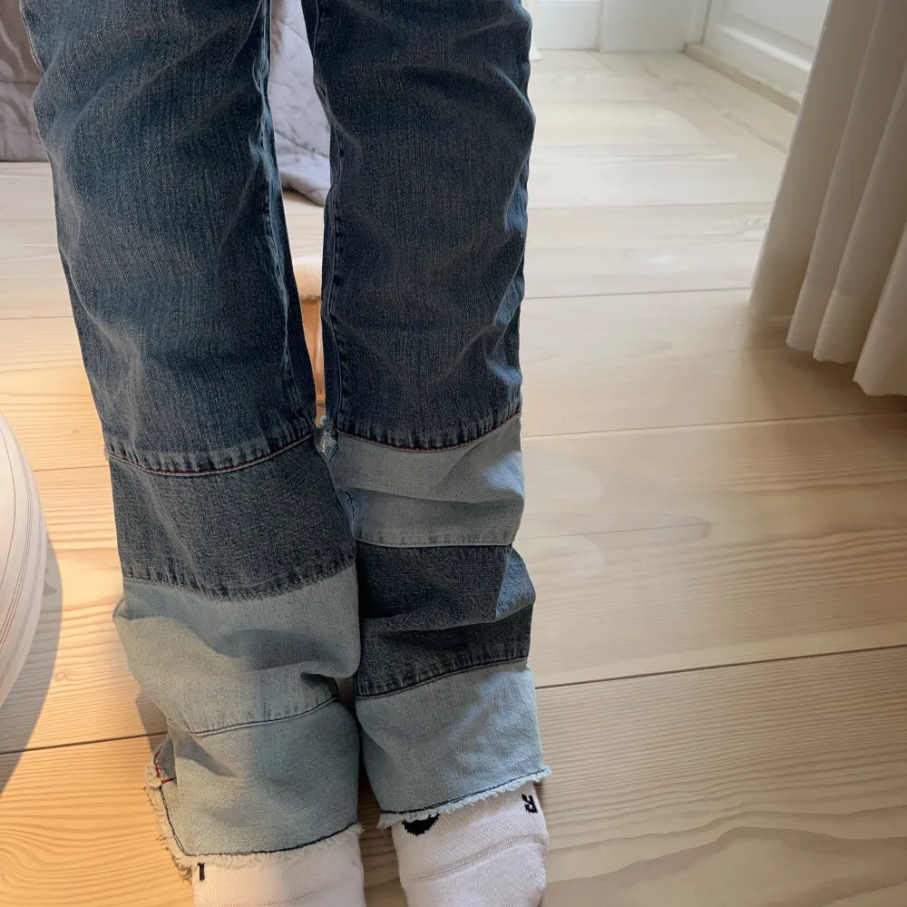 Säljer dessa svincoola bootcut jeans med olika tvätt på jeansen längst ner vid fötterna! Dem har en mörkblå tvätt och en låg/ medel högmidja! Kontakta om någon fråga eller du vill ha fler bilder!❤️‍🔥❤️‍🔥 storleken är FR 28 men (!!!!) sitter som en vanlig 34/xs!. Jeans & Byxor.