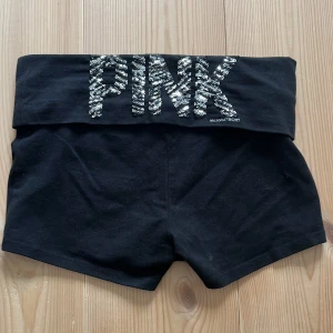 PINK-shorts - Snygga shorts från Victoria’s Secret PINK i strl XS. Inköpta i USA på second hand 2018. Måste tyvärr sälja då de är för små:(. Superbra kvalitet, paljetterna sitter på bra. Skicka bud privat❤️