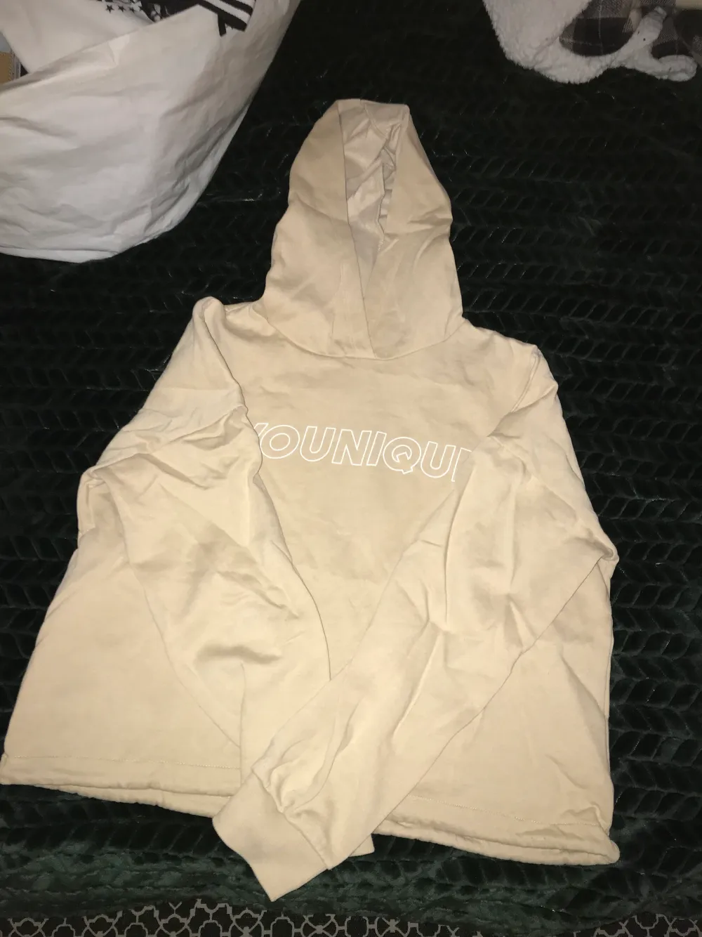 Beige luvtröja/hoodie som antagligen passar upp till strl L beroende på hur man vill att den ska sitta.. Hoodies.