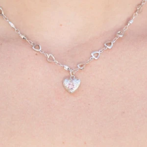 Brandy Melville halsband  - TRYCK INTE PÅ KÖP DIREKR!!!  Säljer detta brandy Melville halsband då det inte längre kommer till användning för mig!💗orginalpris: 100kr, säljer för 50 GRATIS FRAKT 