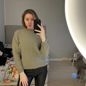 Filippa K olivgrön sweater  - Stryker och tvättar alla kläder innan jag skickar iväg dem🫶