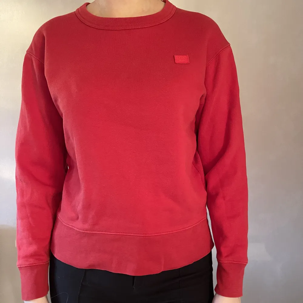 Jättesnygg röd crewneck sweatshirt från Acne studios. Använd men i bra skick, säljs pga inte min stil längre <3. Tröjor & Koftor.