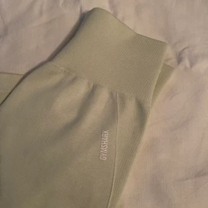 GYMSHARK VITAL SEAMLESS 2.0 SHORTS - Säljer mina gröna/gula/limefärgade vital SEAMLESS 2.0 shorts från gymshark i strl. S/M men de passar även en XS. Använda 1-2 gånger. Kan även frakta mot ett billigare fraktalternativ. Garderobsrensning. ❤️