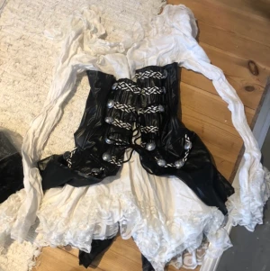Halloweendräkt sexig pirat  - Jättefint skick använt 1 gång  Sitter riktigt snyggt på  Stl xs-s   Örhängen och hårslingor följer med i paketet (håret går att färga )   350kr för allt 