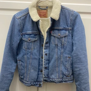 Levis jeansjacka - En fodrad jeansjacka från Levis! Använt den få gånger så den är precis som ny! 💓