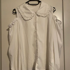 Open shoulder blus - Super söt blus från romwe jag använt till jiraikei. Säljer då jag behöver plats i min garderob och har liknande blusar jag använder mer