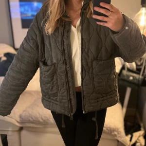 Jacka - Min favvo jacka men köpte en ny så kommer inte till användning lämgre!  Från zara bra skick  Passar till allt!!❤️