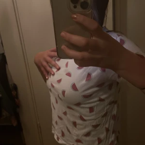 Melon 🍉 t-shirt  - Melon t-shirt som funkar på alla i storleken typ. Om man vill att den ska sitta löst så är det bra för den som är från 130-145 och efter sitter den lite mer skinny så funkar den från 145-170 typ. 