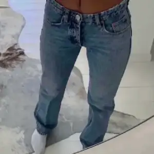 Säljer nu mina jättefina mid waist zara jeans❤️Bra skick endast använda 5 ggr❤️Säljer då de blivit för stora för mig🥰Nypris ca 400kr🤗 !!!Lånad bild!!!