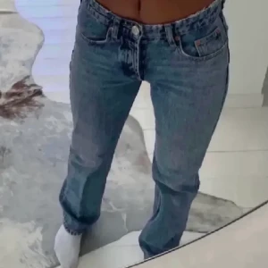 Zara jeans  - Säljer nu mina jättefina mid waist zara jeans❤️Bra skick endast använda 5 ggr❤️Säljer då de blivit för stora för mig🥰Nypris ca 400kr🤗 !!!Lånad bild!!!