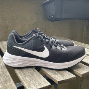 Löparskor Nike - Grymma löpar/gym skor från Nike! Fick dem köpta av misstag för stora :( jag använder ett par på 39 som är den bästa jag haft till gymmet!  Som ni ser oanvänd och helt ren sula, misstänker att även paketet och kvittot finns.