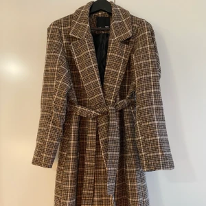 Rutig kappa, beige/brun - Väldigt sparsamt använd.  Storlek: M (skulle säga att den är som en S/M) Från Lager 157 Säljer pga används inte längre :) 