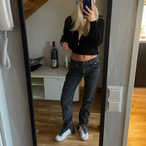 Jeans med slits - Säljer dessa jeans med slits från zara som är väldigt populär och i den perfekta färgen det är lite slitna ner till