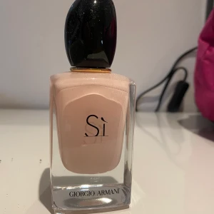 Giorgio Armani Sí Fiori  - Nästintill oanvänd Giorgio perfym. Söt doft, se bild 2 för dofterna.  
