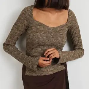 Säljer denna populär snygga tröjan från Gina pga blivit för liten. Fortfarande i nyskick❤️