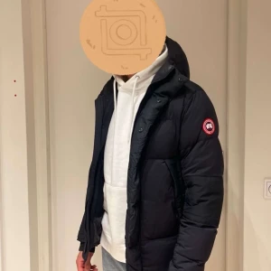 Canada Goose -  stl. 46 (S), Herr Canada Goose jacka " Armstrong Hoody Black "  VÄLDIGT fin och väl omhändertagen!  Inga fel. Inga märken av slitage. Rökfri & djurfritt. Köpt på NK för 2 vintrar sedan. Inget papperskvittoev hittas digitalt via Nk