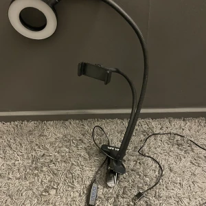  LED-selfiering på stativ - Knabbt andvänd, bra kvalitet 