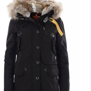 Parajumper Doris Xs - Köpt 2017 på johnells för 9299kr.  Super fint skick!! 
