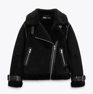 Zara jacka - Säljer nu min fina mockajacka med foder från zara då den inte längre kommer till användning. Jackan köptes förra vintern för ca 850kr. Just den här finns inte längre kvar på zara. Skriv för bättre bilder💕Jackan är nästan identisk till den på första bilden