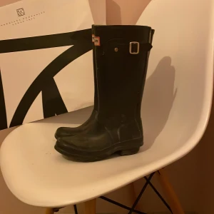 Fina svarta Hunter stövlar - Hunter stövlar i fint skick, inga skador eller sprickor! Nypris mellan ca 6-700kr. Mitt pris: 299kr +frakt 69kr (står köparen för)