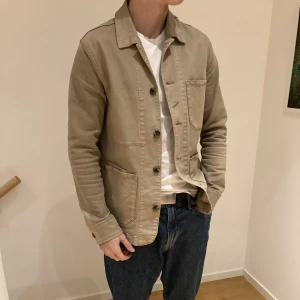 Selected jacka - Säljer min brors jackas som är helt oanvänd. I storlek M. Original pris ca 1000kr men säljer för 700kr, pris kan diskuteras. Kan skicka och köpare står för frakten.