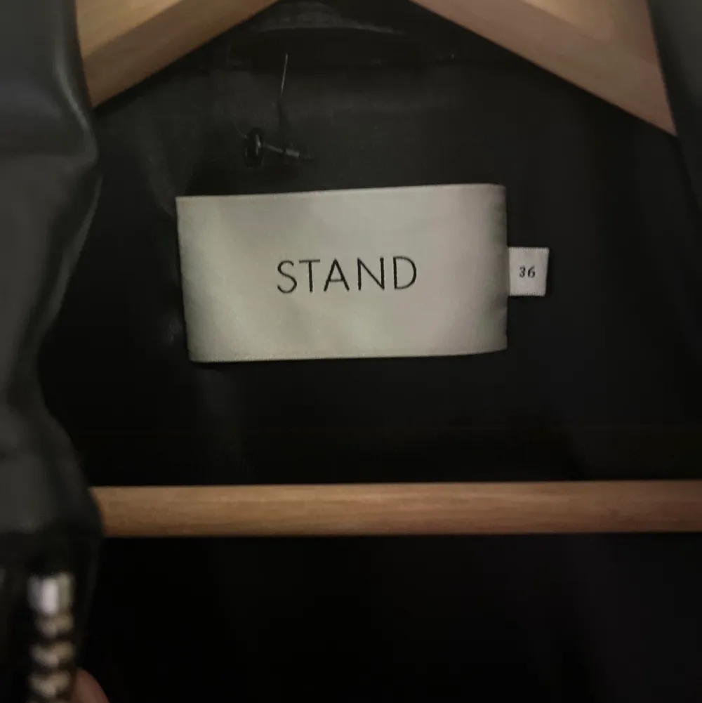 Skinnjacka från Stand Studio. Oanvänd då den är lite för lite för mig. . Jackor.