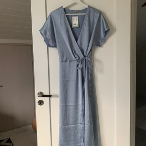 Satin klänning HM - Såå fin satin klänning som passar perfekt vid elegantare tillfällen såsom bal, bröllop eller finmiddag✨ Säljer då den tyvärr var för liten för mig! Nypris 499kr men jag säljer den för 350kr. Alla lappar finns kvar!✨ 