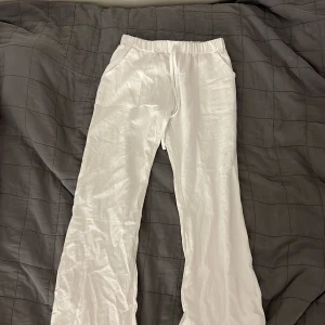 Vita linnebyxor - Köptes från Lightroom, skulle vara strl 36, passade inte mig, kom knappt över midjan.. även korta i benen (jag är 1.77m) annars väldigt fina om de hade passat mig!