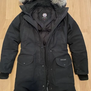 Canada goose  - Säljer min canada goose jacka i modellen trillium parka då den inte kommer till någon användning längre den är i fint skick☺️