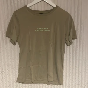 Graphic tee storlek M - En militär grön t shirt i bra skick🥰 ”common sense is not that common”