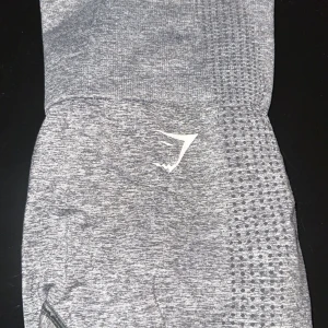 Träningstights  - Som ni ser på bilden är de ett hål & även ett lagat hål på sista bilden,Därav priset. Annars är dem i fint skick.