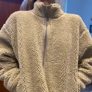 Teddy jacka från weekday - Bra skick. Beige. Overzise modell. Från weekday.