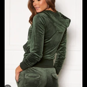 Juicy Couture dress - Säljer min Juicy Couture dress i färgen Dark moss. Koftan är i XS & byxorna i S. Köpt för 2300kr förra året!