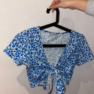 Blå blommig blus - Använt en gång