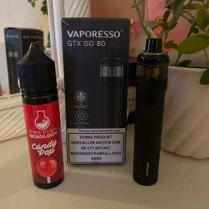 Vape - Vaporesso  - Säljer min Vaporesso vape, laddare & ”Juice”! 😍  Endast använd någon enstaka gång! Vape’n är laddningsbar och halvfull juice tillkommer i den populära smaken Cherry Pop! Skapad för att skapa stora rökmoln och kan användas med nikotin och utan! 💓  ORG: 750