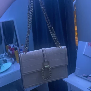 Zara väska  - Zara väska köpt för ungefär 6 månader sen och använd vid ett tillfälle. Helt fräsch. Köpt för 399kr