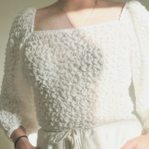 Vit topp - Fin och lätt topp från bershka med volymarmar och croppad design🌸💐 Oanvänd! Perfekt till sommarfiranden eller under kallare årstider. Org pris: 274kr Säljer: har tyvärr ej tillfälle att använda den och tycker den är för fin för att hänga i garderoben💗