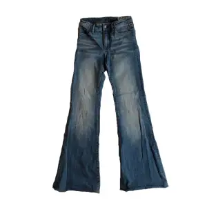 Såååå fina jeans från Crocker. De perfekta flare-jeansen. Låg till medelhög midja. Säljer då de tyvärr blivit för små. Skriv gärna om du har några frågor, vill ha mått eller fler bilder. 🤍✨💙