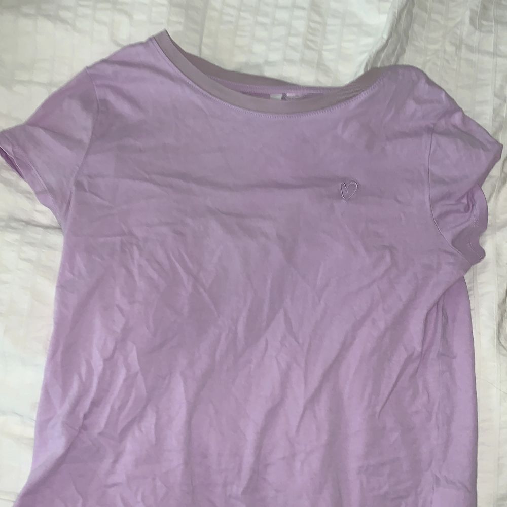 Säljer denna fina lila T-shirt från H&M köptes förra året men är knappast använd då jag inte passar i lila 🙈 Storlek S men passar också mig som har Xs-s Köparen står för frakt 📦 . T-shirts.