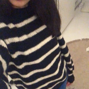Stickad tröja  - Jätte mysig randig stickad tröja som jag använt ett fåtal gånger men tröttnat på🙌🏽