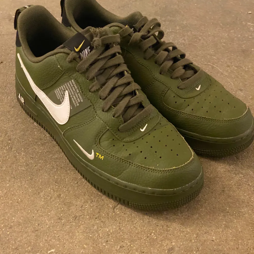 Gröna Nike air force i stl 44, använda ett fåtal ggr. Skor.