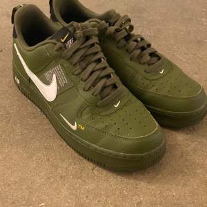 Gröna Nike air force i stl 44, använda ett fåtal ggr